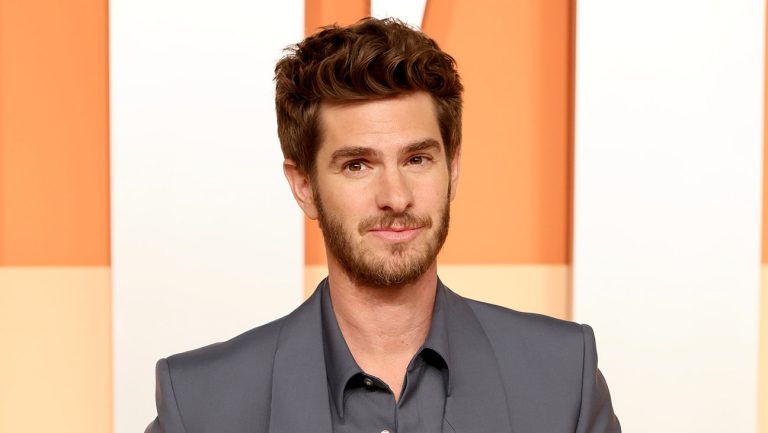 Andrew Garfield réagit à la réponse d’Internet à ses lunettes virales sur la scène des Golden Globes