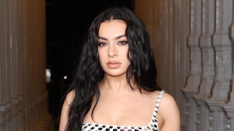 Charli XCX plante la performance de son modèle « Saturday Night Live »