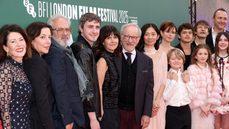 Chloé Zhao dirige Steven Spielberg, Paul Mescal, Jessie Buckley et le public de « Hamnet » dans une méditation guidée avant la première du Festival du film de Londres