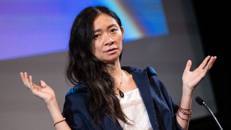 Chloé Zhao sur le « superpouvoir » d’être réalisatrice neurodivergente : « J’ai une extrême sensibilité à la dissonance »