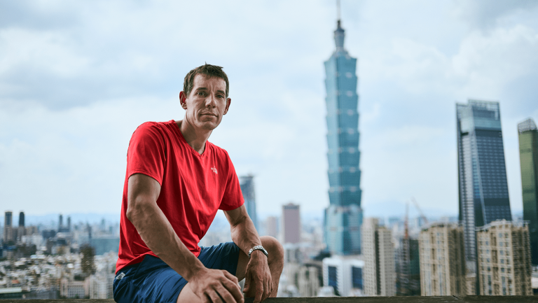 Clibère «  Solo gratuit  » Alex Honnold pour mettre à l’échelle le plus grand gratte-ciel de Taiwan dans Netflix Special
