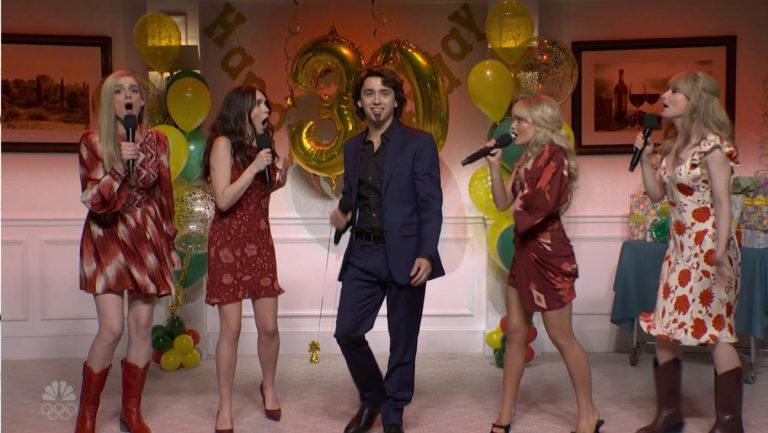 Domingo Sketch de « Saturday Night Live » revient alors que Sabrina Carpenter aborde la controverse sur la couverture de l’album « Man’s Best Friend »