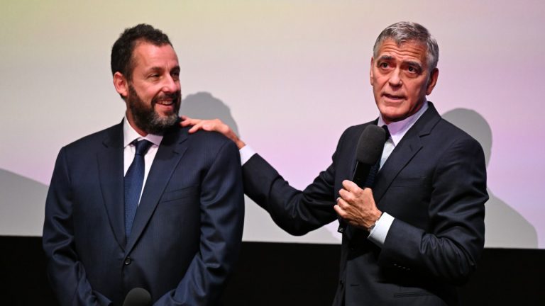 George Clooney et Adam Sandler saluent Jim Broadbent, co-star de « Jay Kelly », à l’avant-première du London Film Fest : « Tellement heureux que nous puissions dire que nous avons fait un film avec lui »