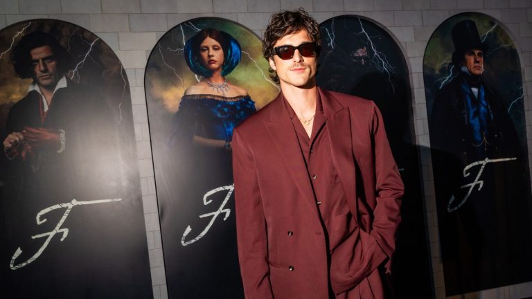 Jacob Elordi dit que son approche de « Frankenstein » « n’était pas comme cette idée que tout le monde se fait d’être une méthode, qui est torturée et souffrante »