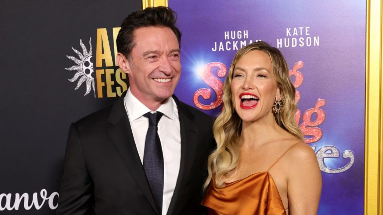 Kate Hudson fait l’éloge de Hugh Jackman, co-star de « Song Sung Blue », : « Il est difficile de ne pas tomber amoureux de lui »