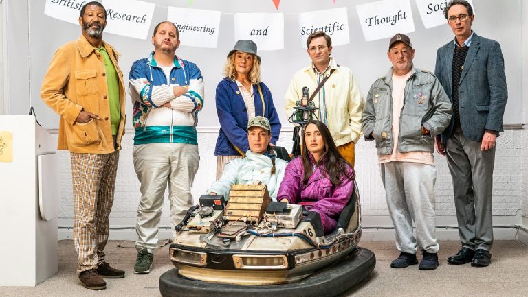 La comédie de science-fiction de Stephen Fry « Le voyage dans le temps est dangereux » sortira en novembre (exclusif)