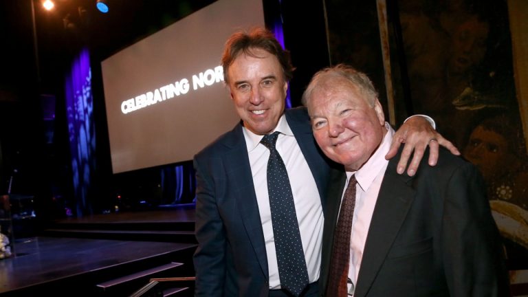 L’écrivain légendaire «SNL» Jim Downey obtient son appréciation attendue depuis longtemps dans un nouveau paon spécial