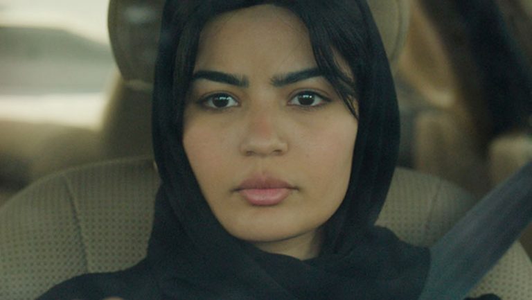 Revue « non identifiée » : L’astucieux meurtre mystère saoudien d’Haifaa al-Mansour offre une critique cinglante de l’oppression féminine, avec une touche d’originalité