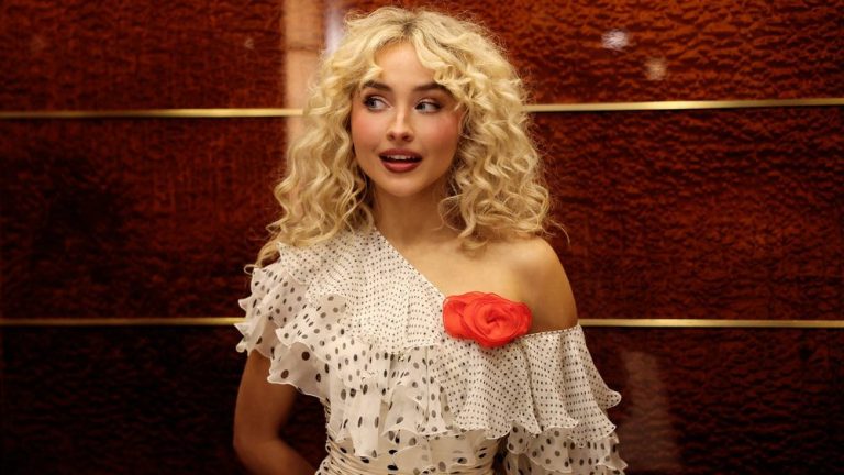 Sabrina Carpenter canalise Carrie Bradshaw et effectue la dernière arrestation de « Juno » dans les promotions « SNL »