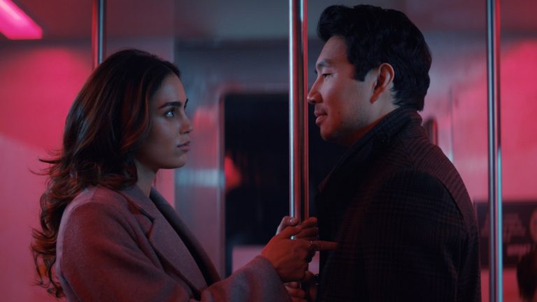 Simu Liu et Melissa Barrera jouent à des jeux d’espionnage dans le teaser de « The Copenhagen Test »