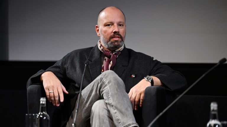 Yorgos Lanthimos plaisante en disant qu’il a besoin d’un avatar IA pour ne plus promouvoir ses films : « Dois-je dire la même chose mille fois ? »