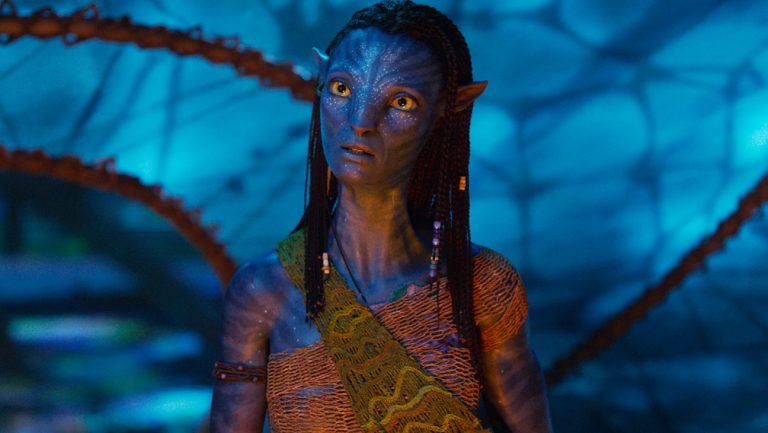 Zoe Saldaña veut que James Cameron réalise un documentaire « Avatar » qui célèbre le jeu d’acteur en capture de mouvement