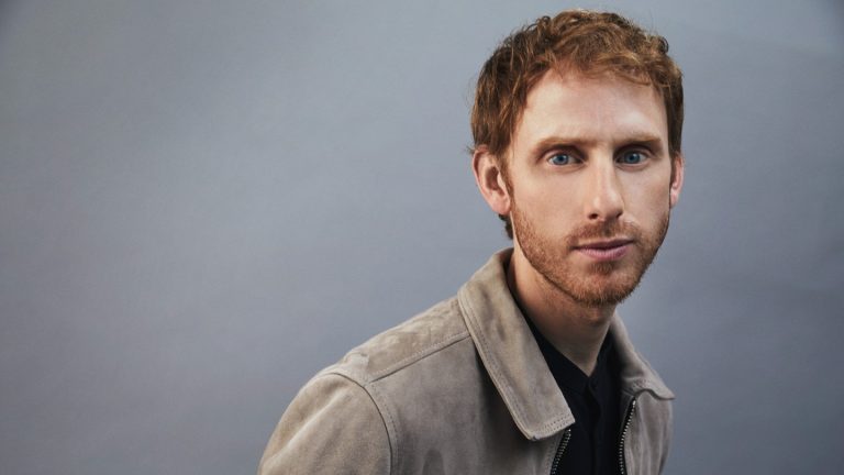 Robert Emms à propos de son rôle dans « The Choral », face à Ralph Fiennes, et de son expérience « Andor »