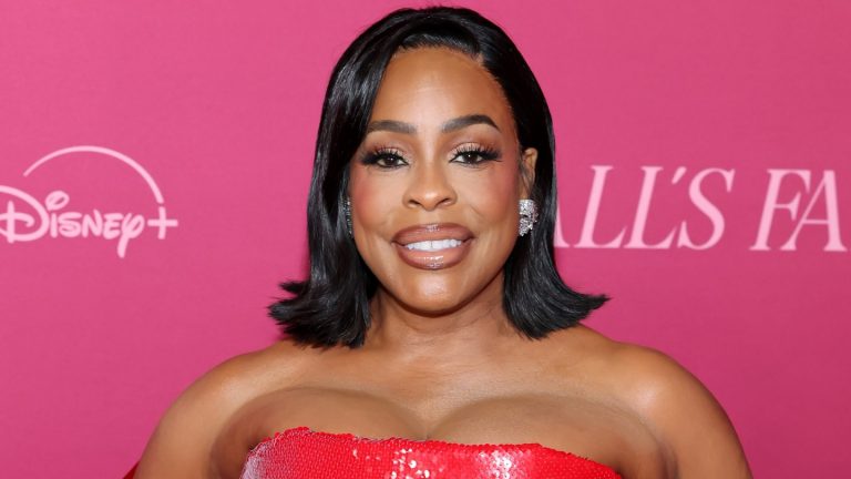 Niecy Nash-Betts révèle la raison NSFW pour laquelle le casting de « Tout va bien » a deux discussions de groupe