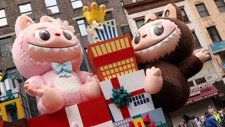 La programmation du défilé de Thanksgiving de Macy fait un clin d’œil à la nostalgie millénaire et à la culture Internet