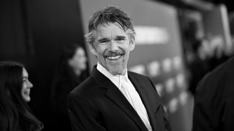 Ethan Hawke recevra un prix pour l’ensemble de sa carrière au Festival international du film de Palm Springs (exclusif)