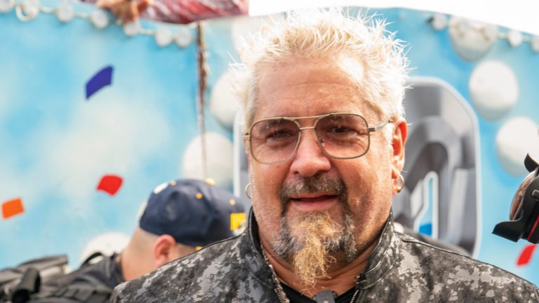 Guy Fieri révèle une blessure sur le plateau qui l’a amené dans un fauteuil roulant