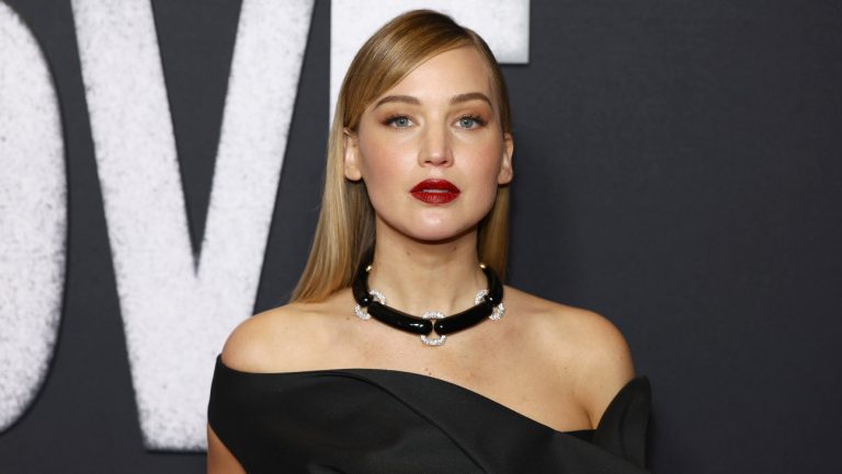 Jennifer Lawrence dit que les réalisatrices ne « surdirigent » pas comme les hommes
