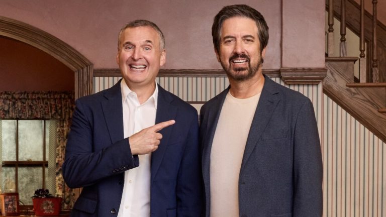 Ray Romano et Phil Rosenthal discutent de la réunion émotionnelle « Tout le monde aime Raymond » et de leurs épisodes préférés de Thanksgiving