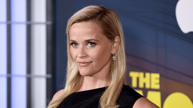 Reese Witherspoon sur son retour sur « SNL » pendant près de 15 ans après avoir hébergé le premier épisode après le 11 septembre : « Ne recommande pas »