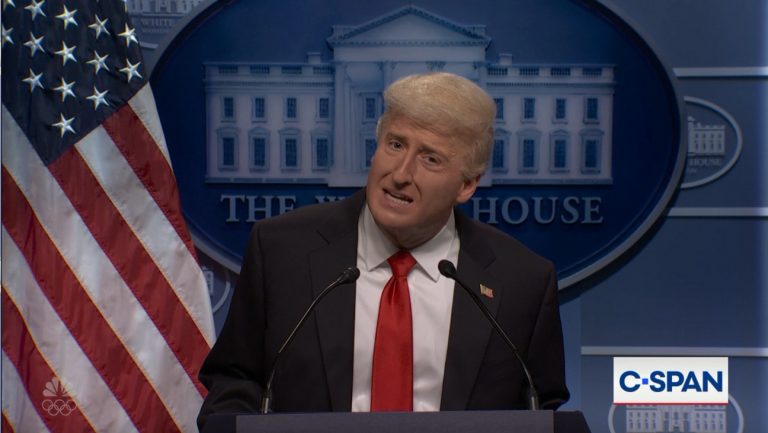 « Saturday Night Live » tient un point de presse où Trump déclare qu’il « connaissait à peine » Epstein