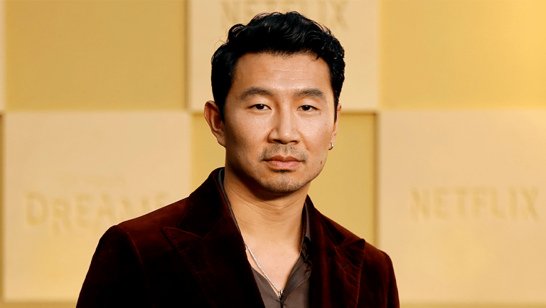 Simu Liu critique les studios pour le « recul » de la représentation asiatique à Hollywood : « F***ing épouvantable »
