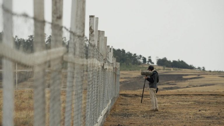 « Un champ ouvert » est le « film que je ne voulais pas faire » de Teboho Edkins (clip exclusif IDFA)