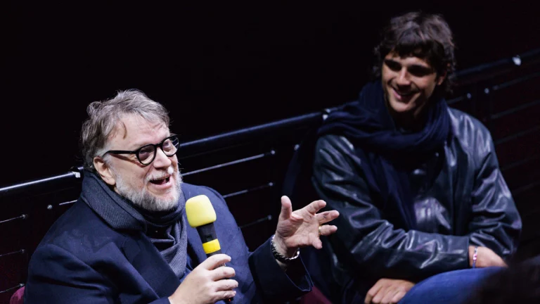 Guillermo del Toro déclare qu’« il n’y a pas de substitut » au visionnage de films sur grand écran lors de la présentation de « Frankenstein » avec Jacob Elordi