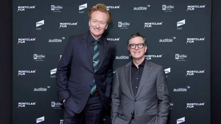 Conan O&rsquo;Brien donne à Stephen Colbert des conseils sur la vie tard dans la nuit : « Il y a tellement de choses différentes que vous pouvez faire »