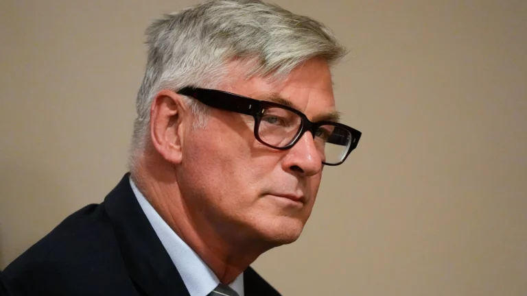 Alec Baldwin dit qu&rsquo;il a eu des pensées suicidaires après que des accusations ont été portées une deuxième fois pour mort « due à la rouille »