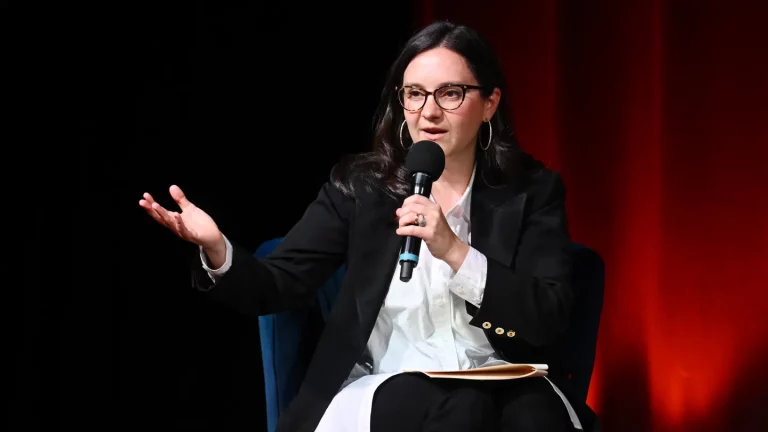 Bari Weiss sur sa décision d&rsquo;anticiper l&rsquo;histoire de « 60 Minutes » : « Ce n&rsquo;était pas prêt »