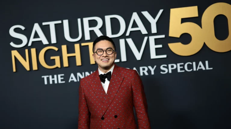 Bowen Yang dit au revoir à « SNL » et remercie Ariana Grande « de m&rsquo;avoir envoyé de la manière la plus rêveuse »
