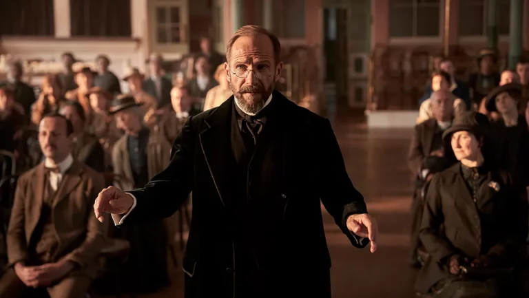 Critique de « The Choral » : même un Ralph Fiennes typiquement de premier ordre ne peut pas faire chanter ce drame sur la Première Guerre mondiale