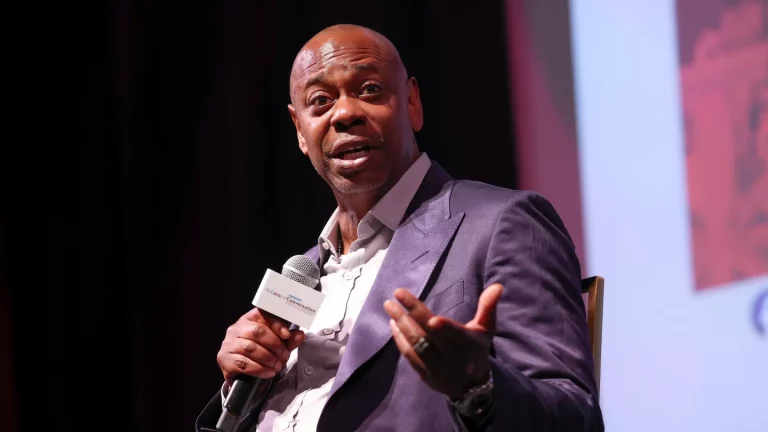 Dave Chappelle dit qu&rsquo;il ne « se sent pas du tout coupable » d&rsquo;avoir joué en Arabie Saoudite : « Les blagues sur les transgenres se sont très bien passées »