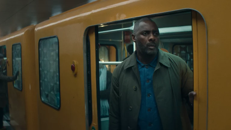 Idris Elba ne parvient tout simplement pas à trouver un moyen de transport sûr dans la bande-annonce de la saison 2 de « Hijack »