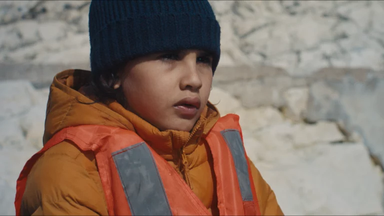 Jonathan Pryce planche sur le court métrage sur les réfugiés « Largo » en tant que producteur exécutif (exclusif)