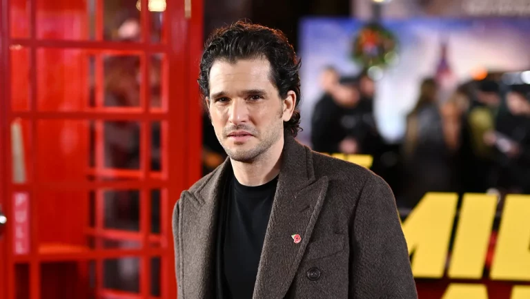 Kit Harington monte à bord de « Count My Lies » de Hulu en face de Lindsay Lohan et Shailene Woodley