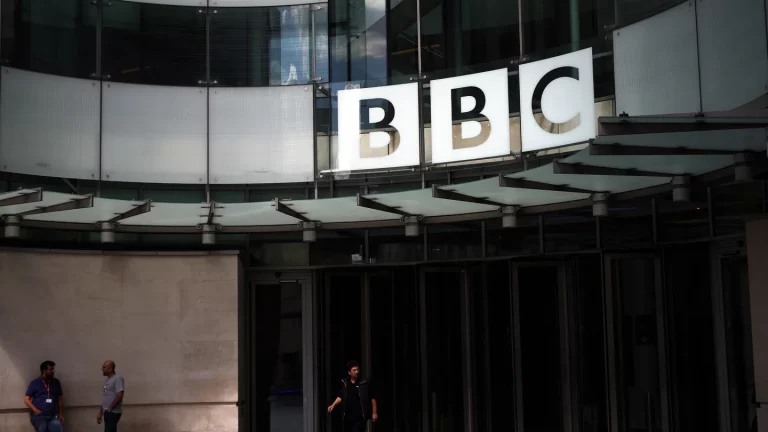 La révision de la charte de la BBC est lancée alors que le gouvernement britannique se concentre sur le « renforcement de la confiance » et la « assise financière durable »