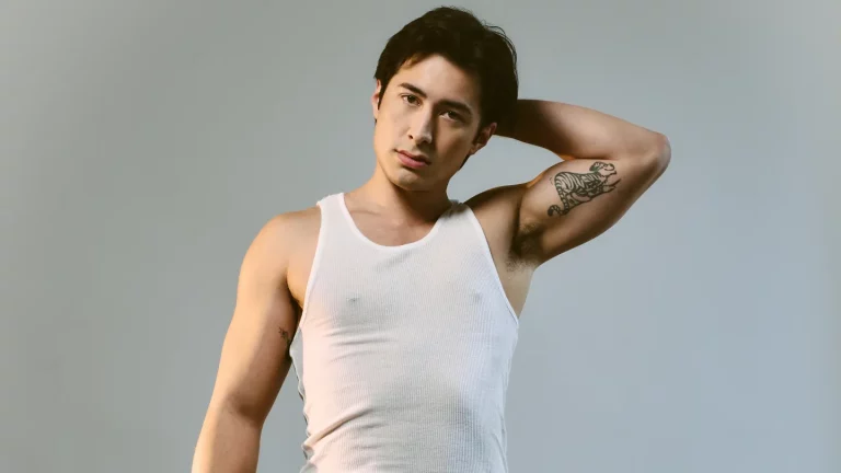 Hudson Williams, star de « Heated Rivalry », fera ses débuts télévisés en fin de soirée dans « Tonight Show »