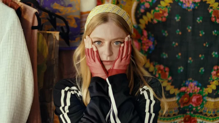 Comment « Idiotka » a décroché son casting animé de comédies remarquables pour l&rsquo;envoi du monde de la mode