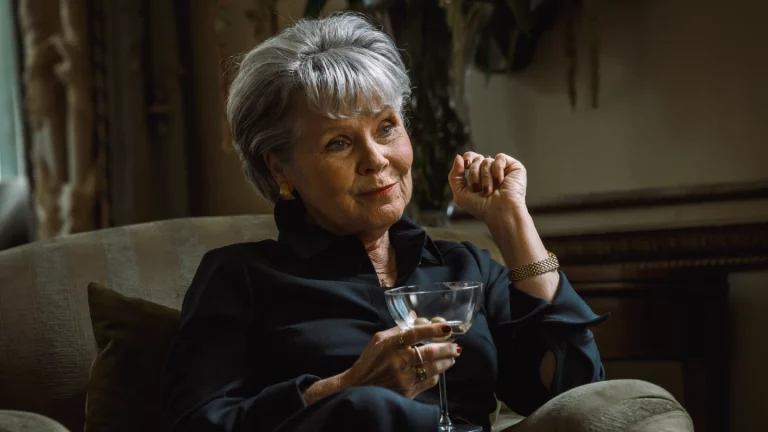 Imelda Staunton est une détective ironique à la retraite dans le premier aperçu de l&rsquo;adaptation contemporaine d&rsquo;Agatha Christie de BritBox, « Tommy & Tuppence » (Exclusif)