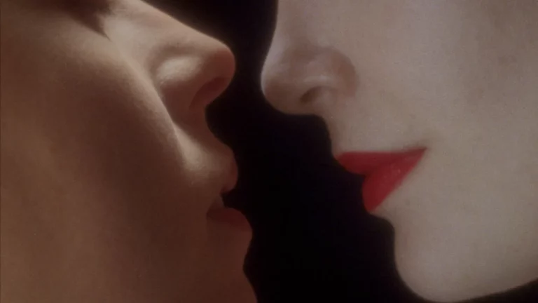 La réalisatrice de « La belle année » nous plonge dans l&rsquo;histoire du désir, de la famille, de la mémoire et du cinéma alors qu&rsquo;elle revisite le béguin d&rsquo;une adolescente pour un enseignant dans son premier long métrage