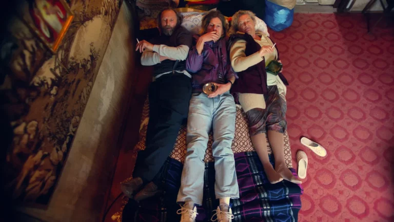 « Dis-moi ce que tu ressens » explore la nouvelle masculinité et comment le capitalisme et la « sur-thérapeutisation » affectent l&rsquo;amour moderne