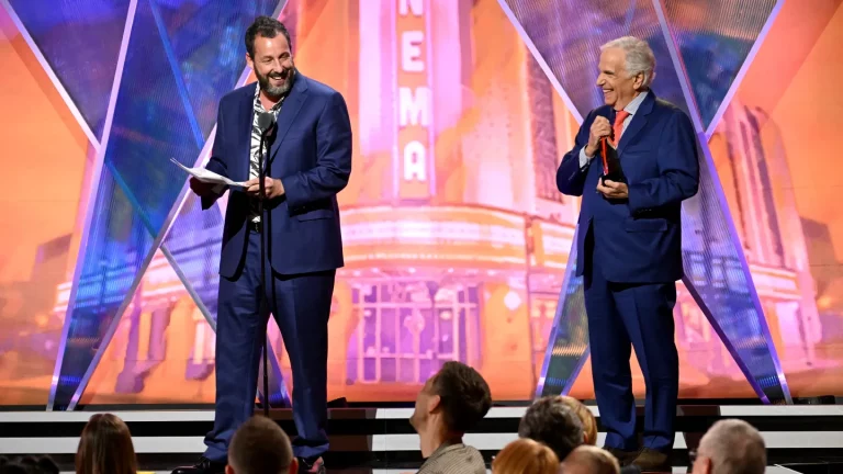 Adam Sandler promet de faire « 50 films supplémentaires avant ma mort – et au moins 25 d’entre eux seront bons »