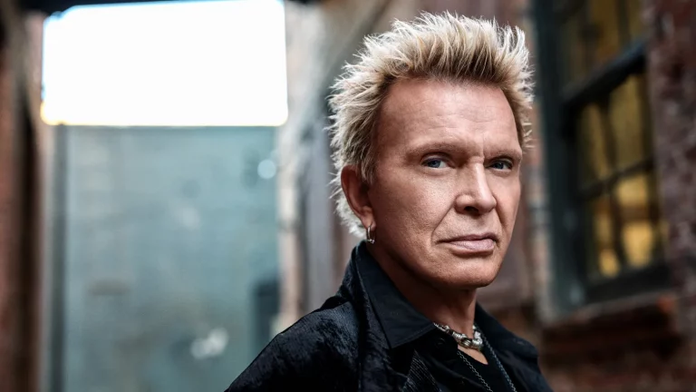 Billy Idol sur sa chanson présélectionnée aux Oscars « Dying to Live » du Doc sur sa vie sauvage et folle