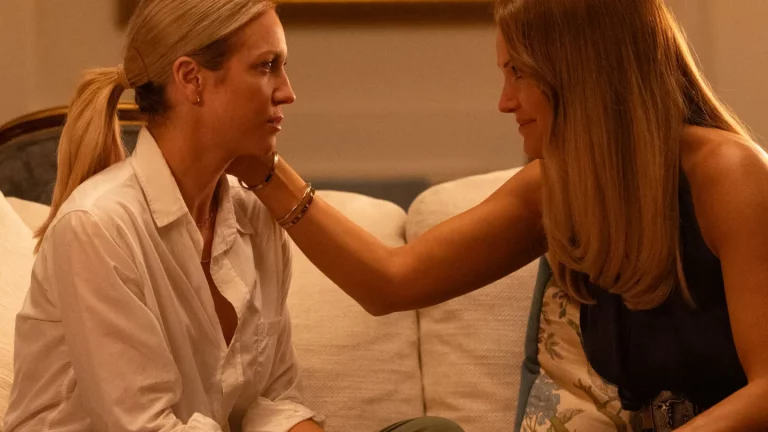 Brittany Snow taquine la mort « sauvage » et les scènes « plus torrides » dans la saison 2 de « The Hunting Wives »