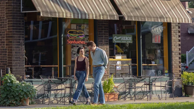 Critique de « Carousel » : Chris Pine et Jenny Slate surmontent un début incertain pour plonger profondément dans l&rsquo;amour, la solitude et la peur dans un drame intime