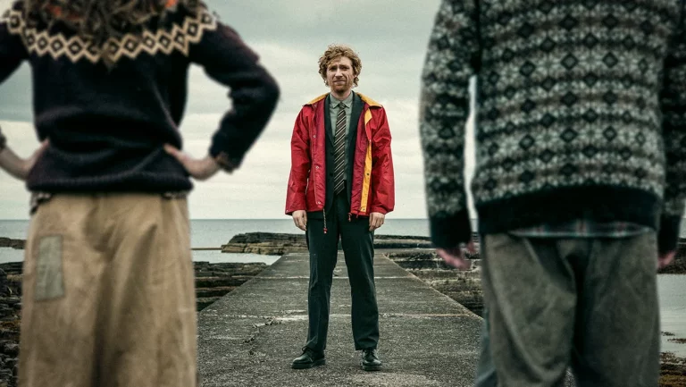 Critique de « The Incomer » : Domhnall Gleeson est précipité sur un rivage rocheux et bombardé par un déluge de bizarreries agressivement pittoresques