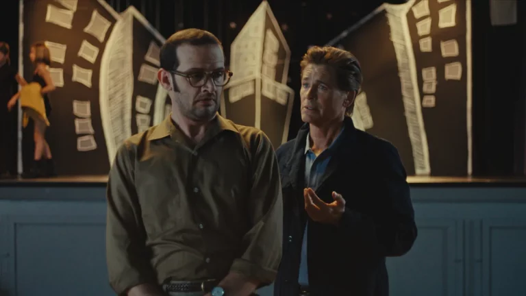 Critique de « The Musical » : un professeur de théâtre fait une mauvaise passe dans une comédie noire datée avec Will Brill et Rob Lowe