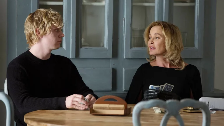 Evan Peters se dit « choqué » par le retour de Jessica Lange dans « American Horror Story »